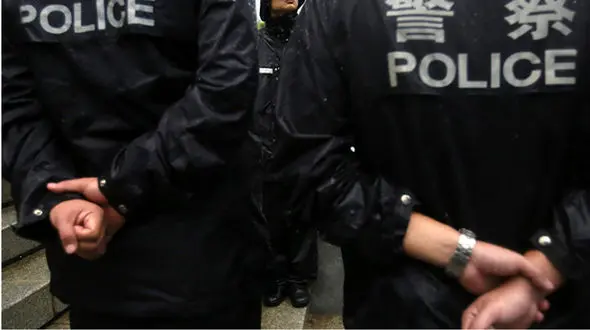 سرقت قانونی!/ پلیس چین تلفن‌های همراه شهروندان را به سرقت برد+فیلم