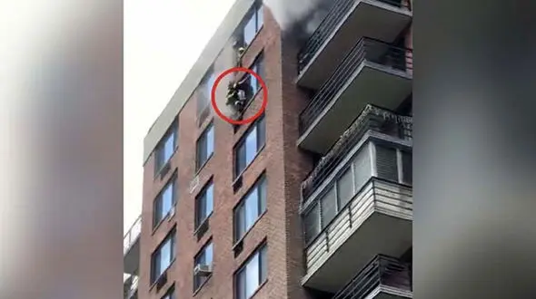 لحظه نجات زن گرفتار شده در آتش سوزی ساختمان