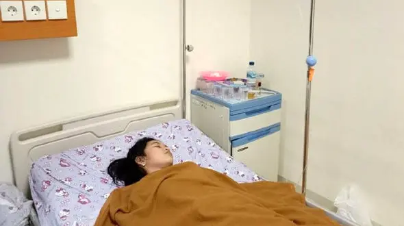 زیبای خفته / این دختر 17 ساله آرزوی نخوابیدن دارد + فیلم 