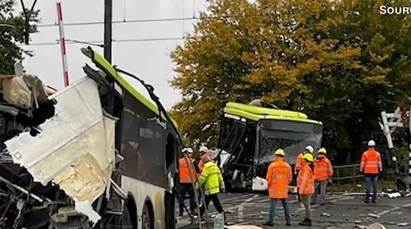 ببینید / فیلم هولناک از لحظه تصادف قطار مسافربری با اتوبوس شهری / اتوبوس مچاله شد