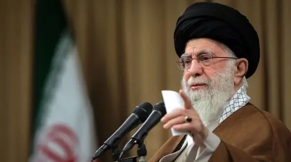 عکس سفر در زمان / سفر رهبر انقلاب به شهر شیراز و حضور در تخت جمشید و گشت و گذار در این مکان تاریخی +عکس