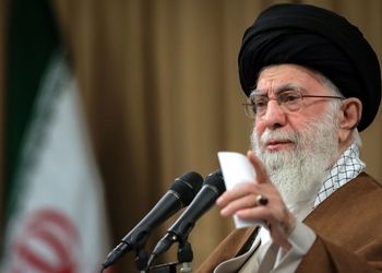 فیلم/ نظر رهبر معظم انقلاب درباره تخت جمشید / افتخاری ندارد، خدا می‌داند چقدر بیگناه مقابل تخت طاغوت‌های زمان به قتل می‌رسیدند ...