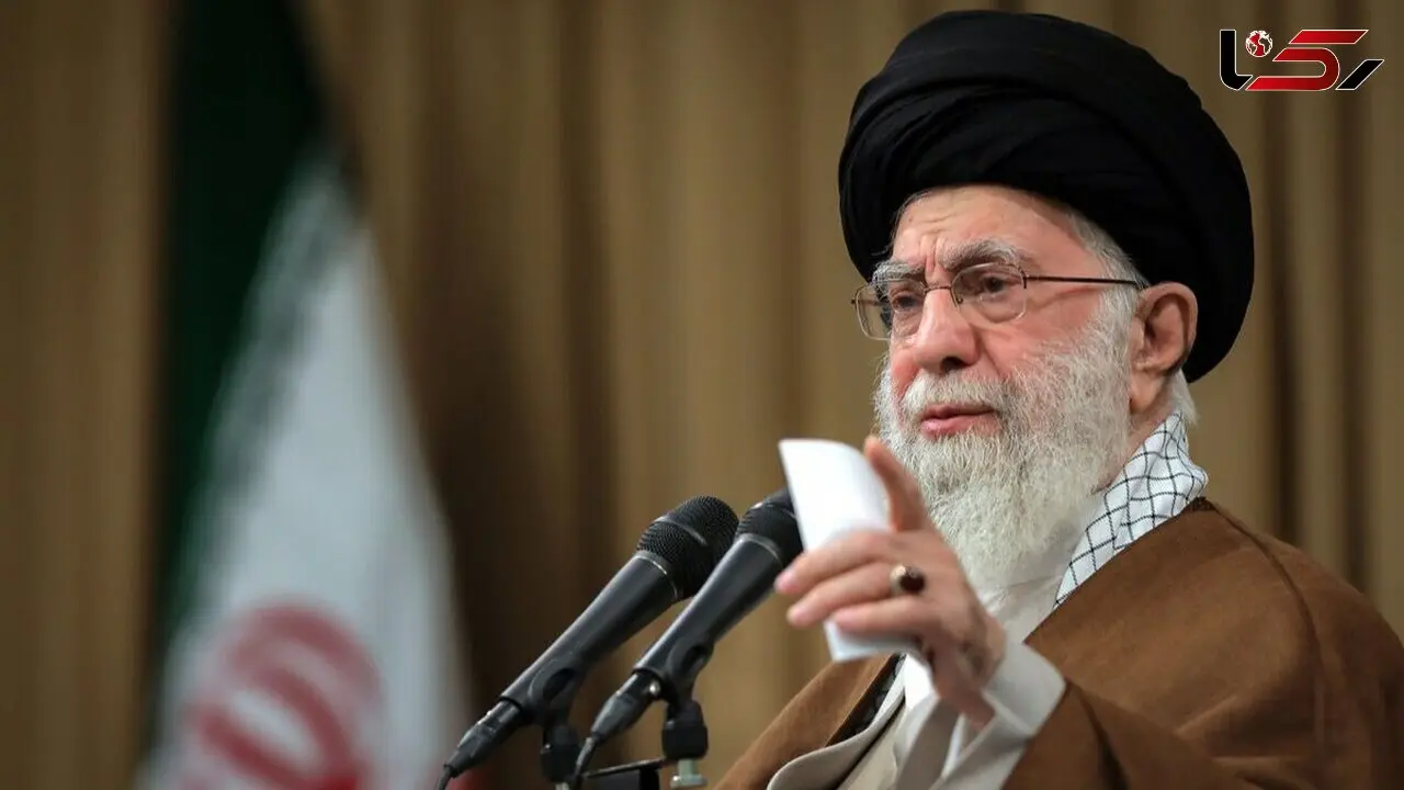 عکس سفر در زمان / سفر رهبر انقلاب به شهر شیراز و حضور در تخت جمشید و گشت و گذار در این مکان تاریخی +عکس