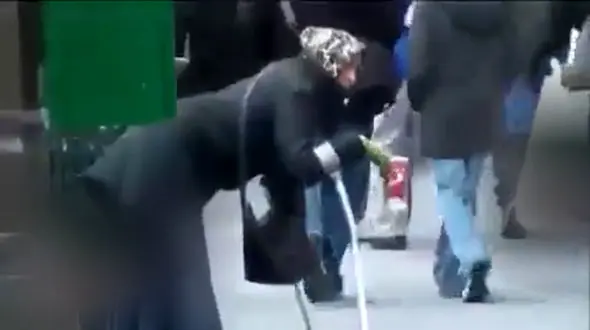 ویدیو عجیب از تعقیب یک زن گدا / شب ها او به یک زن زیبا تبدیل می شود! + فیلم و عکس