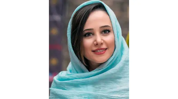 ریزه ترین خانم بازیگر زن در کنار عشق غول پیکرش! / فیل و فنجان واقعی !