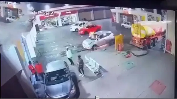 فیلم وحشتناک آتش گرفتن ناگهانی ماشین در پمپ بنزین