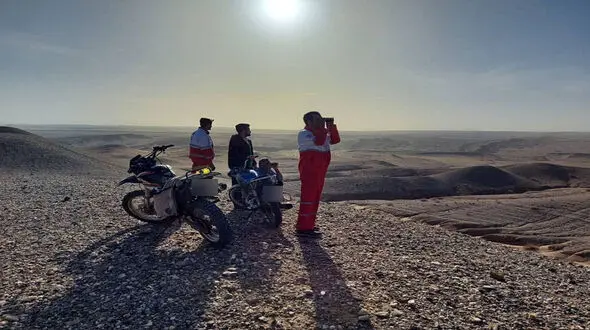 عملیات جستجو برای نجات 8 گردشگر کم شده در کویر حاج علی قلی