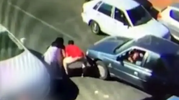 تصادف وحشتناک پژو با دختر بچه تبریزی در برابر چشمان پدر و مادرش+ فیلم