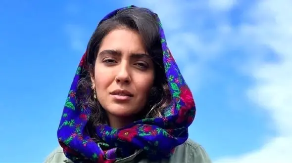  قابی زیبا از مونا کرمی کنار مادرش؛ این همه شباهت مگه داریم؟ 