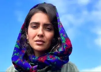  قابی زیبا از مونا کرمی کنار مادرش؛ این همه شباهت مگه داریم؟ 