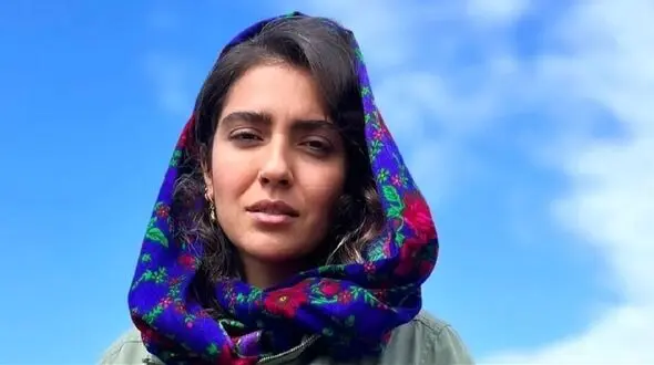  قابی زیبا از مونا کرمی کنار مادرش؛ این همه شباهت مگه داریم؟ 