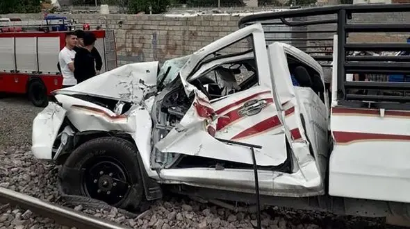 مچاله شدن وانت زیر چرخ های قطار مسافربری / در کرج زخ داد