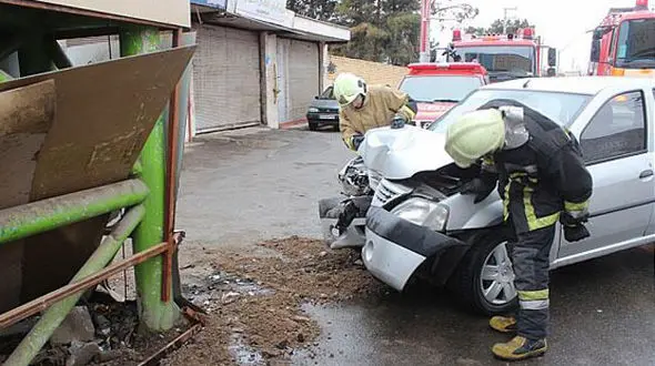 تصادف مرگبار بامدادی خودروی سواری با پل عابر پیاده در انزلی