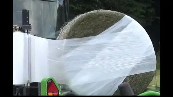 خودرویی هوشمند که یونجه ها را بسته بندی می کند + فیلم