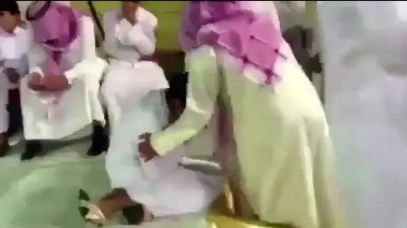 سوء استفادۀ وهابیان سعودی از یک کودک+ فیلم