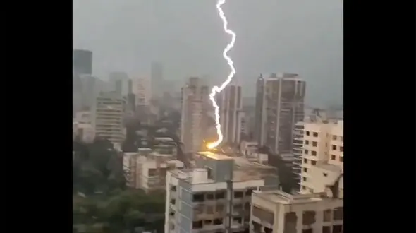 ببینید /  لحظه هولناک برخورد صاعقه با یک ساختمان + فیلم