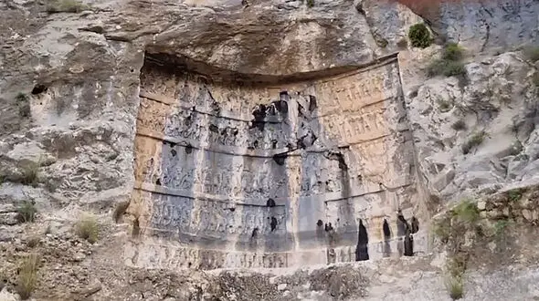 نقش برجسته پیروزی شاه ایرانی بر 3 امپراطور بزرگ جهان