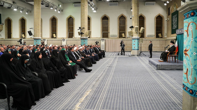 دیدار نمایندگان مجلس شورای اسلامی با رهبر انقلاب حضرت آیت الله خامنه ای -چهارشنبه ۲۱ خرداد ۱۴۰۴