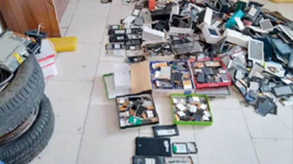 سلاخی گوشی‌های سرقتی در خانه یک تبهکار مشهدی + عکس