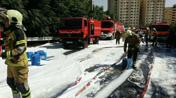 عکس های هولناک از چپ کردن تانکر 20 هزار لیتری سوخت در فلکه سوم شهران
