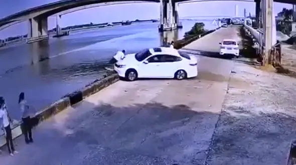 فیلم عجیب از تصادف خودروی لوکس با مرد جوان / به داخل دریا پرت شد!