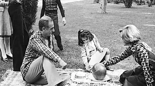 عکس سفر در زمان /  فرح دیبادر حال بازی با الاغ و بی اعتنایی شاه پهلوی