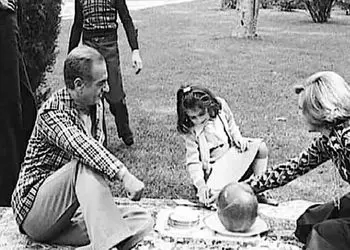 عکس سفر در زمان /  فرح دیبادر حال بازی با الاغ و بی اعتنایی شاه پهلوی