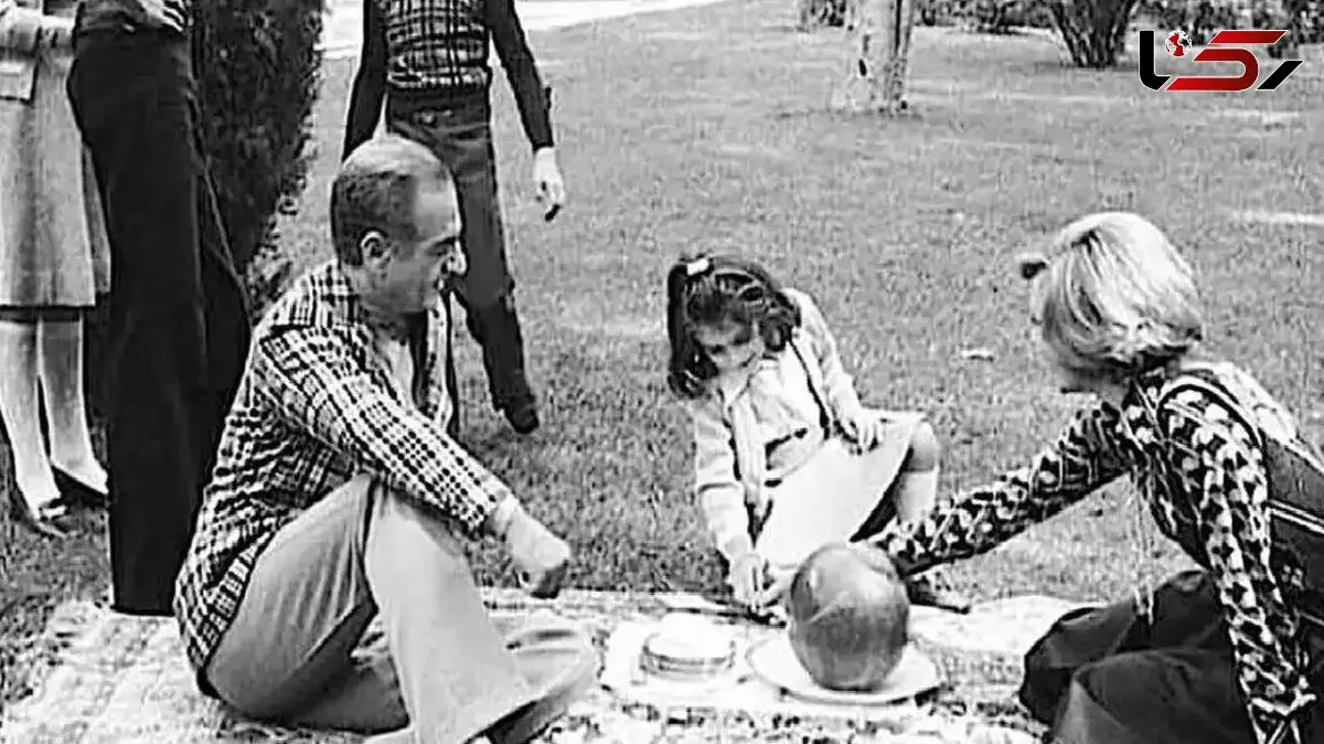 عکس سفر در زمان /  فرح دیبادر حال بازی با الاغ و بی اعتنایی شاه پهلوی