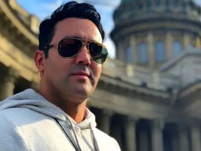 فیلم / مهران مدیری آبروی پوریا پوسرخ را برد / عرق روی پیشونی آقای بازیگر نشست