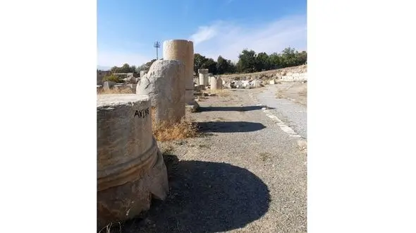 فیلمی از وضعیت امروز سرزمین شیرین و فریاد / دومین بنای بزرگ سنگی تاریخ ایران ؛ غریب با ظاهری فقرزده