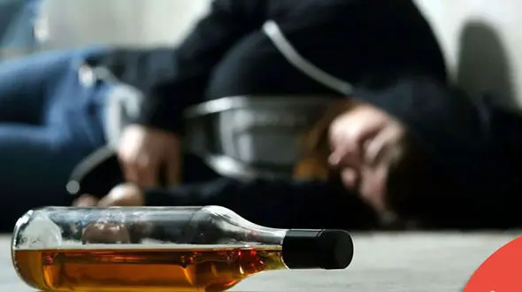 دخترسرکش در کنار پدرش دست به هر خلافی می زد / این دختر از 10 سالگی اعتیاد به الکل دارد + نظر کارشناسی