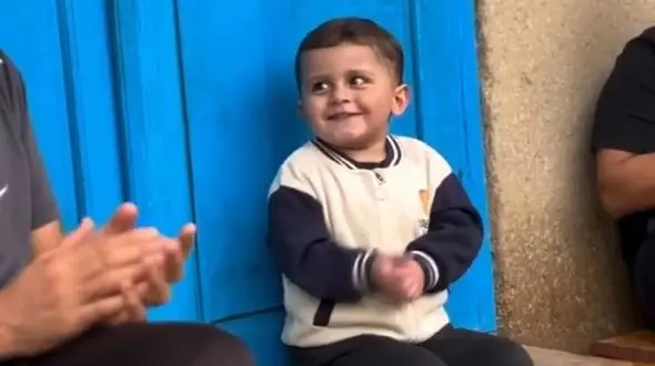 فیلم آواز شاد /  بچه قلقلی بند انگشت اندازشه ولی با آوازش چنان مجلس گردونی میکنه بیا و ببین 