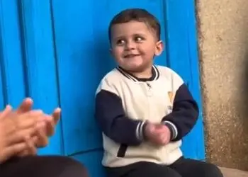 فیلم آواز شاد /  بچه قلقلی بند انگشت اندازشه ولی با آوازش چنان مجلس گردونی میکنه بیا و ببین 