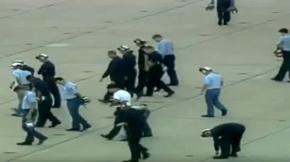 رفتار عجیب خلبانان آمریکایی قبل از پرواز !