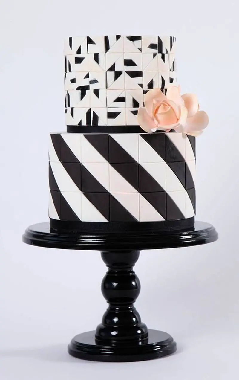 کیک تولد سفید مشکی مردانه