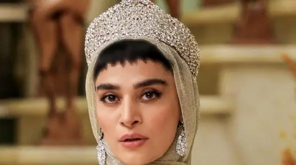 14 استایل عجیب اما ترند اندیشه فولادوند / از لنگ پوشی خانم بازیگر جذاب تا استایل میلیاردی!