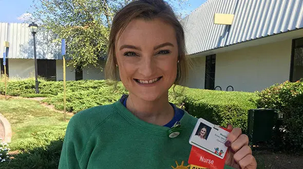 20 سال گذشت تا دختر مبتلا به سرطان پرستار کودکان سرطانی شود+ عکس