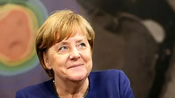 مرکل افتاد و گفت: پله را ندیدم + فیلم