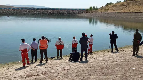 لحظه کشف جسد جوان 18 ساله در سد تاجیار سراب + عکس و فیلم