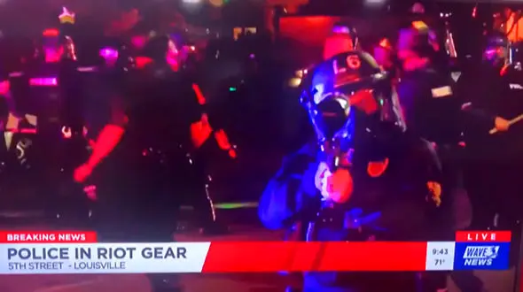 شلیک گاز فلفل توسط پلیس لوییویل به سمت دوربین سی ان ان + فیلم