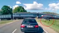 فیلم لحظه تصادف خودرو شاسی بلند با قطار + فیلم