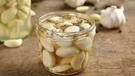 طرز تهیه سیر ترشی فوری؛ با سرکه سیب و ادویه‌ های خوش‌ عطر