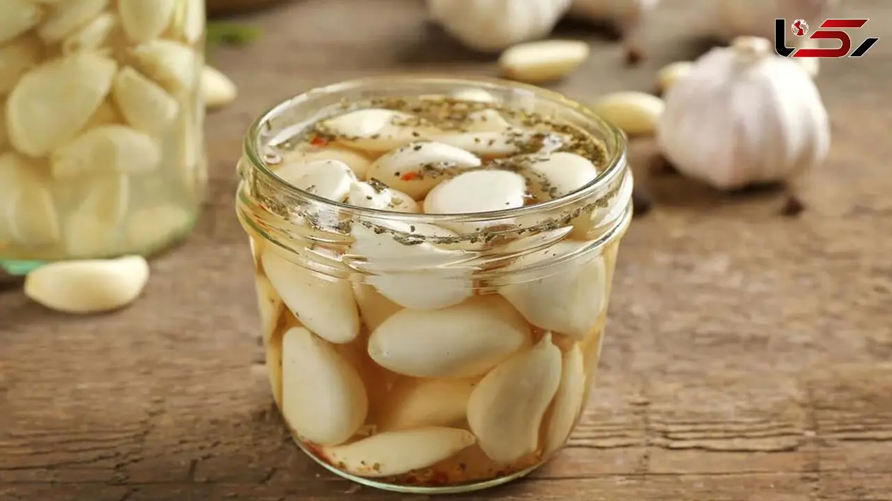 طرز تهیه سیر ترشی فوری؛ با سرکه سیب و ادویه‌ های خوش‌ عطر