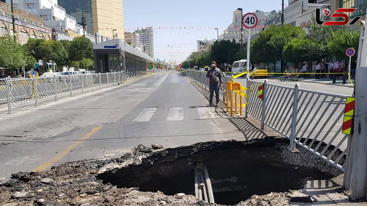 زمین چهارراه دانش مشهد دهان باز کرد / رهگذران به وحشت افتادند+ عکس 