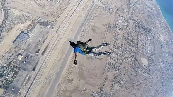 عملیات سقوط آزاد چتربازان سپاه درآسمان کیش