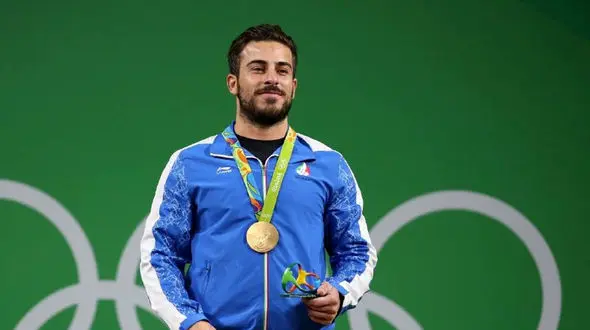 کیانوش رستمی با پرچم کوزوو در مسابقات وزنه برداری قهرمانی جهان