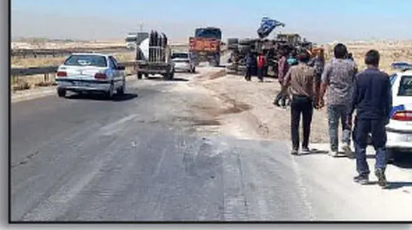 عکس  صحنه دلخراش از پرتاب شدن جسد سرنشین کامیون بعد از واژگونی / در مشهد رخ داد