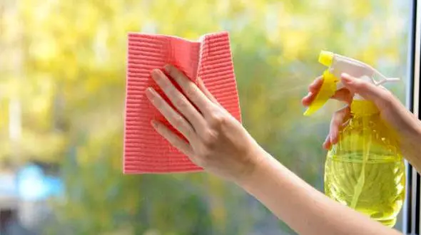 برق انداختن شیشه ها با مواد طبیعی و خانگی