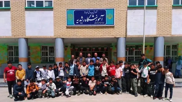 معلمی که برای تأمین معاش چند شغله می‌شود؛ مطالبه افزایش ۳ برابری حقوق فرهنگیان