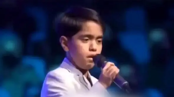 فیلم آواز باشکوه یه ذره بچه تو مسابقه نبسته ام به کس دل رو عین همایون شجریان خوند!